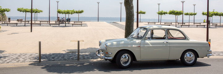 Fototapeta na wymiar oldimer vintage car in front of the sea in summer