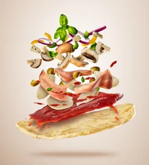 Foto auf Acrylglas Pizzeria Fliegende Zutaten mit Pizzateig, auf hellem Hintergrund