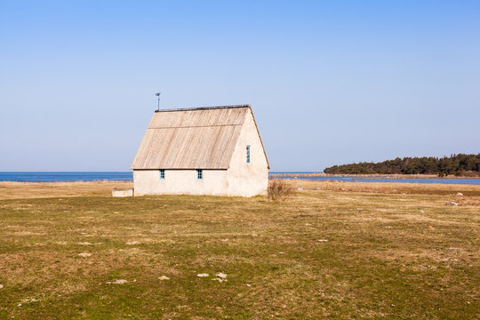 Gammalt kalkstenshus i Kovik