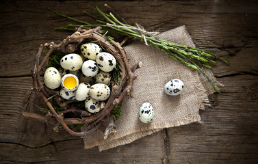 Uova di quaglia nel nido su sfondo di legno.