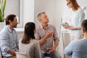 Obraz premium Confident man talking to his secretary