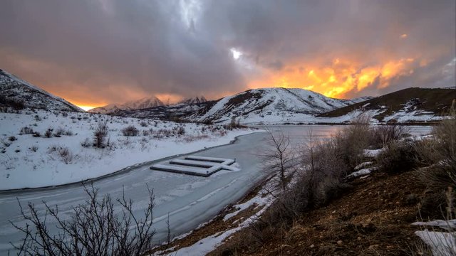 Panning sunset time lapse over Deer Creek Reservoir in Utah