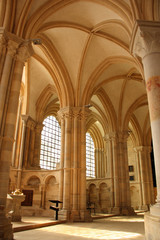 Fototapeta na wymiar Voûtes du déambulatoire de la basilique de Vézelay en Bourgogne, France