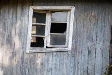 altes Haus, mit kaputten Fenstern