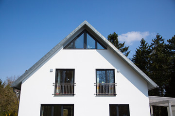 Fototapeta na wymiar Einfamilienhaus mit Satteldach
