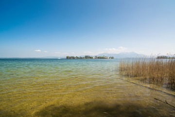 Fraueninsel im Chiemsee an einem Frühlingstag, Oberbayern in Deutschland