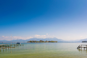 Blick zur Fraueninsel im Chiemsee, Oberbayern in Deutschland