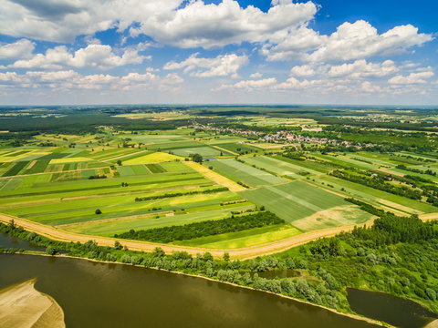 Fototapeta Krajobraz wiejski widok z lotu ptaka. Rzeka Wisła i pola uprawne rozciągające się po horyzont.