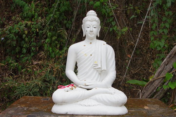 white buddha sculpture.