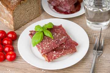 Scheibe Brot mit Bresaola Rinderschinken
