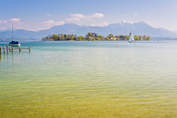 Obraz premium Fraueninsel im Chiemsee an einem Frühlingstag, Oberbayern in Deutschland