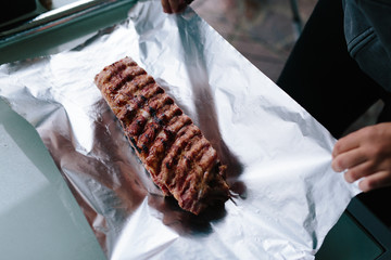 Spareribs Ripperl in Alufolie einwickeln zum Garen