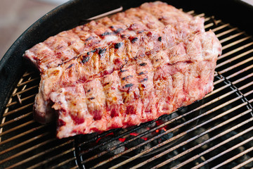 Spareribs Ripperl am Grill anbraten auf heißer Kohle