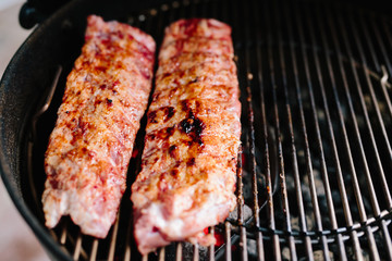 Spareribs Ripperl am Grill anbraten auf heißer Kohle