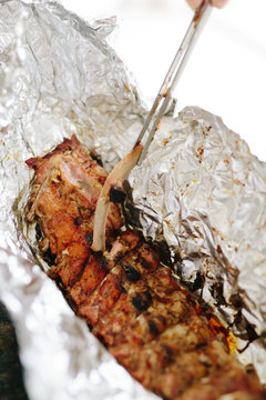 Spareribs Ripperl in Alufolie fertig gegart 