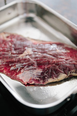 Rohes Flanksteak in Bräter anbraten