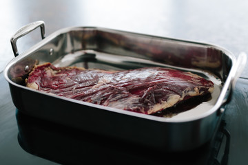 Rohes Flanksteak in Bräter anbraten