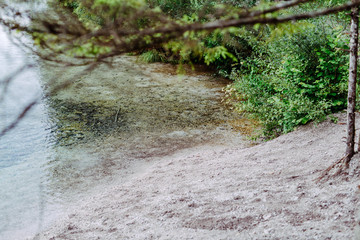 Ufer des kristallklaren Bergsees