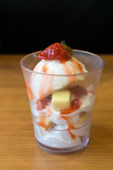 デザート イチゴアイスクリーム