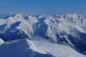 Fototapeta na wymiar Schweizer Alpen: Die Aussicht vom Weisshorn auf die Schneeberge im Bündnerland