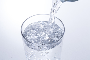 水を注ぐ