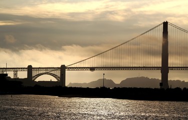 Golden Gate Bridge in Abenddämmerung / San Francisco
