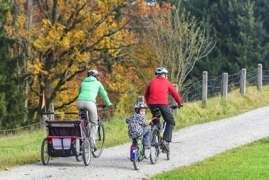 junge Familie mit Kindern bei einer herbstlichen Radtour
