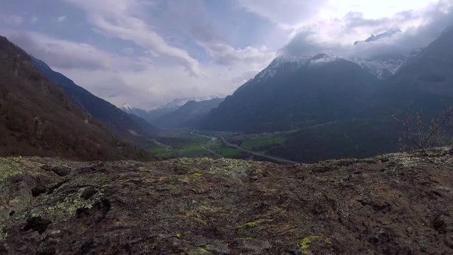 Time lapse depuis le sommet d'une falaise suisse en Valais