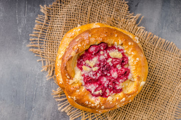 Crubmle mini pie with berries