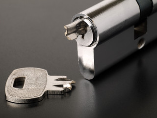Pin tumbler of cylinder lock internal mechanism and broken key