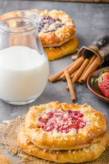 Crubmle mini pie with berries