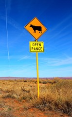 Open Range und Kuh Straßen Schild
