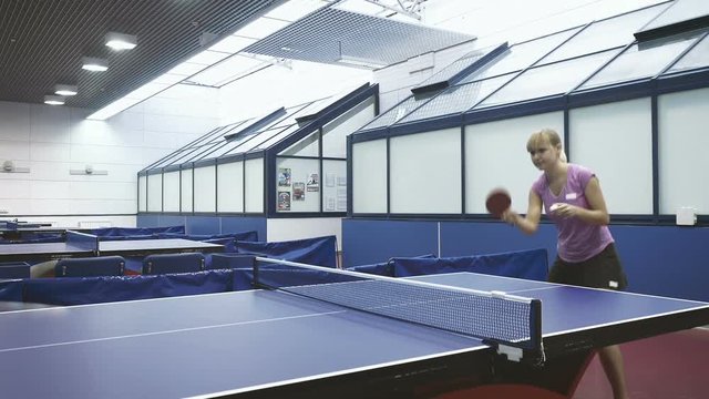 Woman and man playing a ping-pong