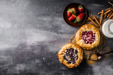 Crubmle mini pie with berries