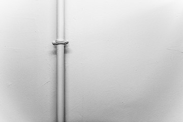 Tuyau le long d'un mur