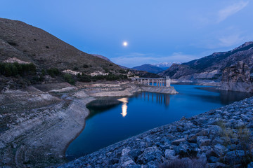 Obraz na płótnie Canvas Reservoir Embalse de Canales in Granada, Spain at evening