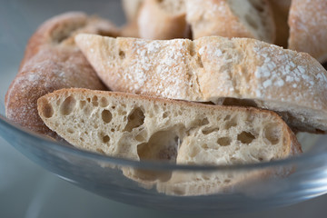 Glasschüssel mit italienischem Brot, - Nahaufnahme