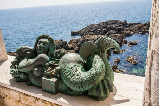 Meerjungfrau Figur und Meerblick in Gallipoli, Italien
