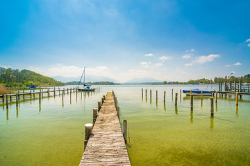 Fototapeta premium Steg in Breitbrunn am Chiemsee, Oberbayern