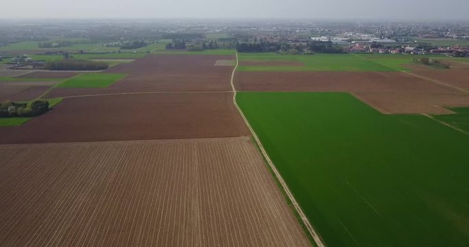 Natura e paesaggio: vista aerea di un campo, campo arato, coltivazione, prato verde, campagna, agricoltura, alberi