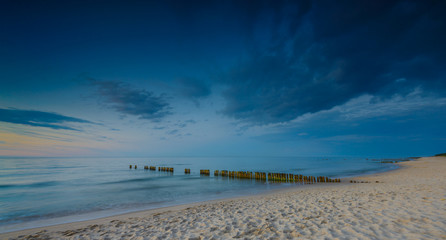 Niebieski zachód słońca nad morzem Bałtyckim