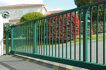 Portail métallique vert