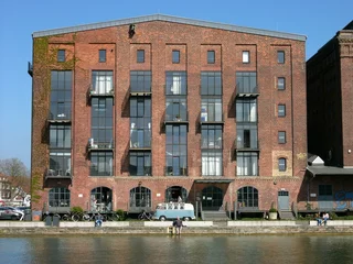 Die Kunsthalle im alten Getreidespeicher bei blauem Himmel und Sonnenschein an Hafenpromenade am Kreativkai am Hafen von Münster in Westfalen am Dortmund-Ems-Kanal im Münsterland © Martin Debus
