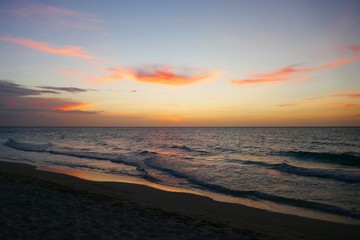 Fototapeta na wymiar Sonnenuntergang am Strand in der Karibik