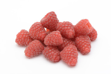 Frambuesas sobre fondo blanco