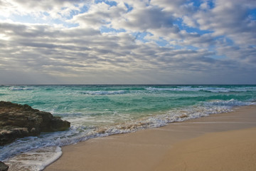 Fototapeta na wymiar Viwe og Caribbean sea with morning waves