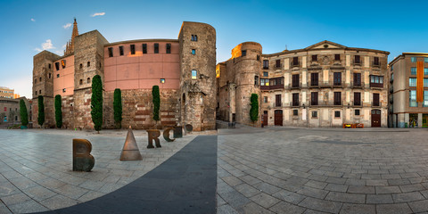 Obraz premium Panorama of Ancient Roman Gate and Placa Nova in the Morning, Barri Gotic Quarter, Barcelona, Catalonia, Spain