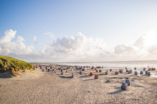 Strand mit Strandk&ouml;rbern an der Nordsee