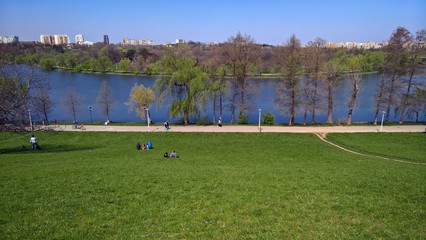 Obraz premium People enjoying spring weather in the park. 