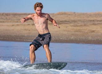 Junger Mann beim Skimboarden, Swakopmund, Südatlantik